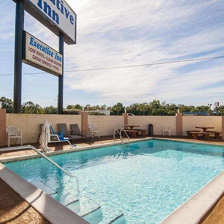 Executive Inn Ferry Pass Exterior photo