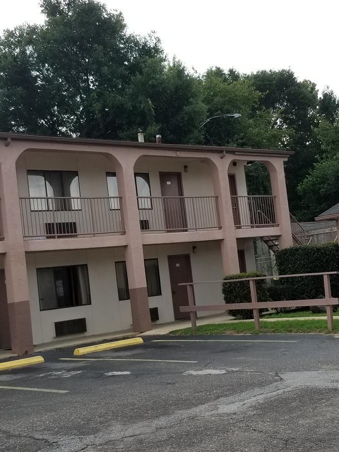 Executive Inn Ferry Pass Exterior photo