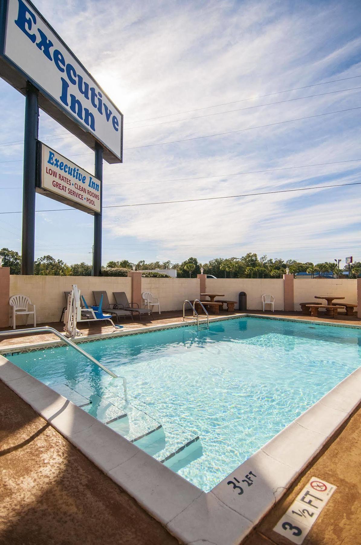 Executive Inn Ferry Pass Exterior photo