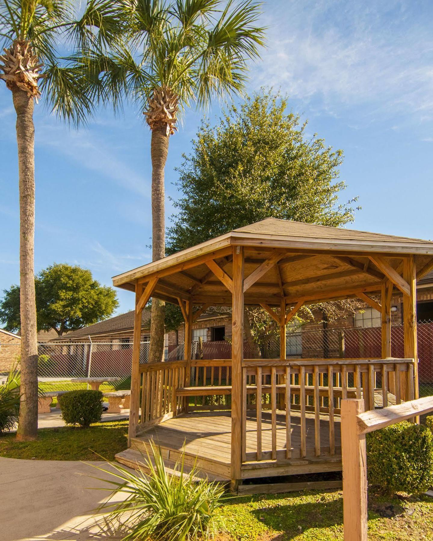 Executive Inn Ferry Pass Exterior photo